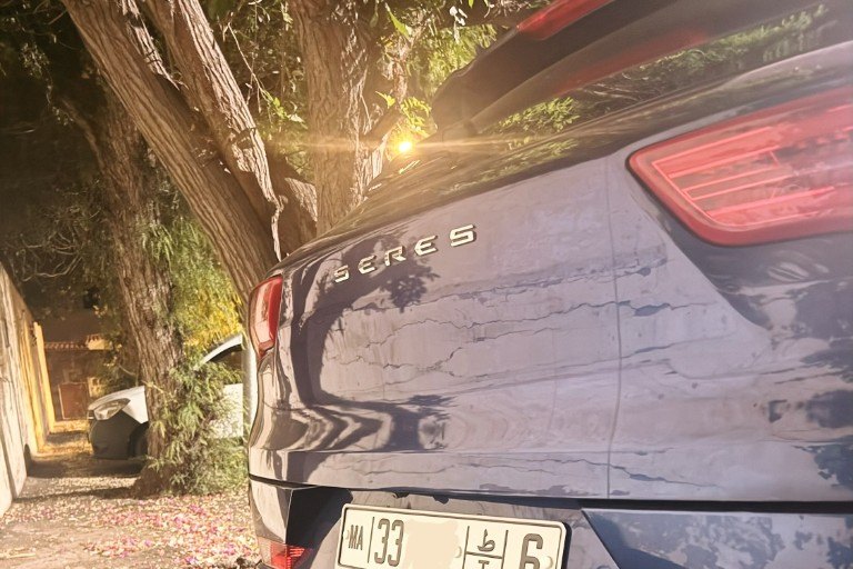 Pose d’une plaque unifiée MA à l’arrière d’un SUV, Casablanca