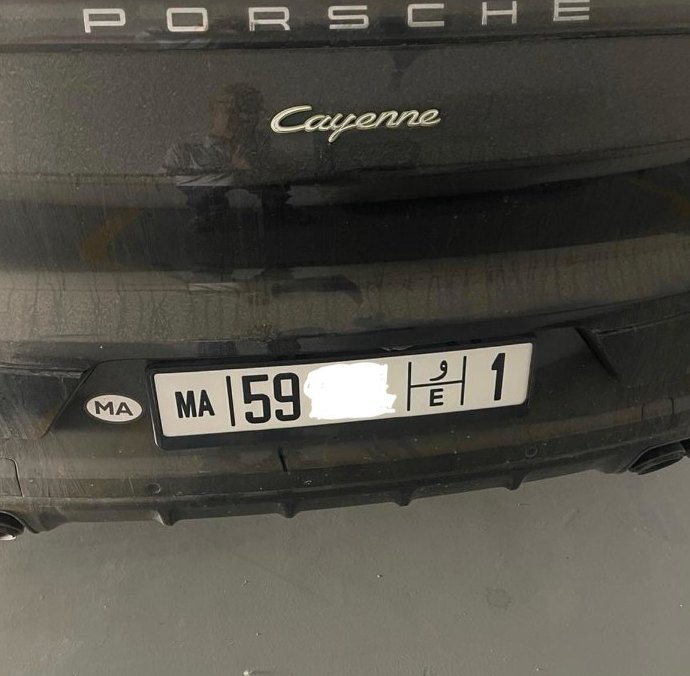 Plaque unifiée MA posée à l’arrière d’un SUV, garage