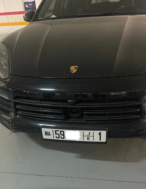 Plaque unifiée MA posée à l’avant d’un SUV, garage
