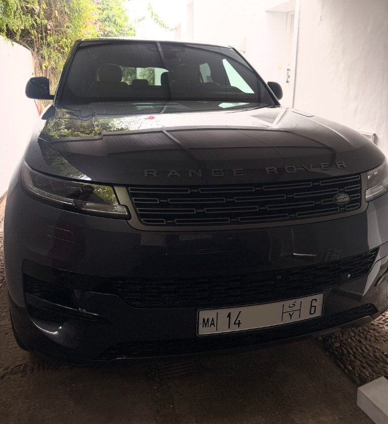 Pose d’une plaque unifiée MA à l’avant d’un SUV, à domicile