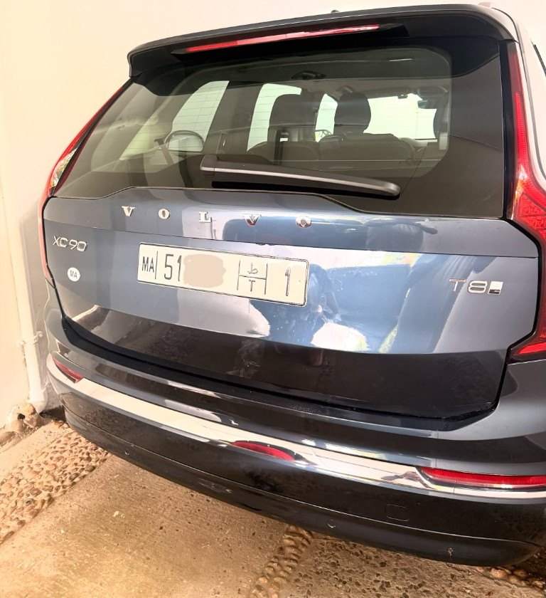 Pose d’une plaque unifiée MA à l’arrière d’un SUV familial
