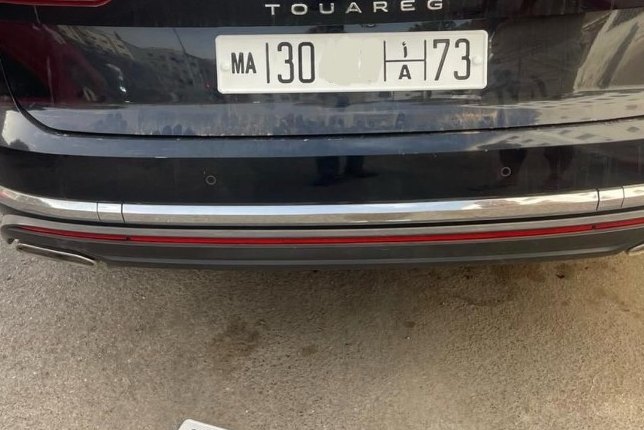 Pose d’une plaque unifiée MA à l’arrière d’un SUV