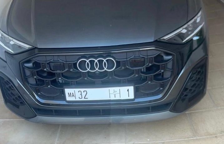 Pose d’une plaque unifiée MA à l’avant d’un SUV, garage