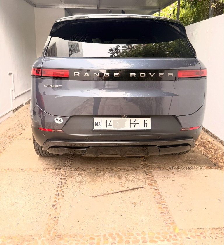 Pose d’une plaque unifiée MA à l’arrière d’un SUV, à domicile