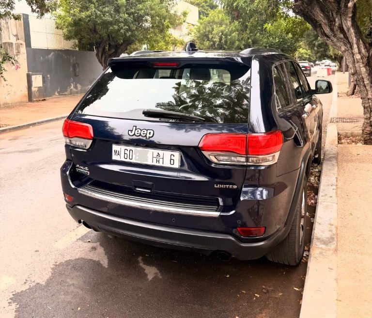 Pose d’une plaque unifiée MA à l’arrière d’un SUV, rue