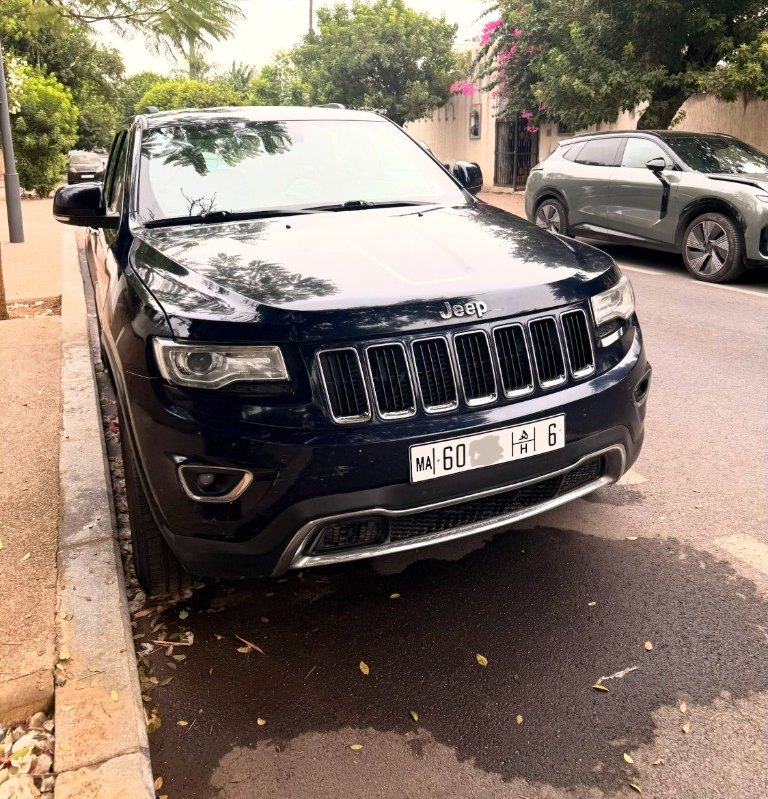 Pose d’une plaque unifiée MA à l’avant d’un SUV, rue